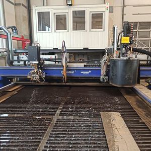 Die Omnimat von Messer Cutting Systems punktet auch mit ihrem Arbeitstisch, der eine Fläche von 4.000 × 18.000 Millimeter bietet. Hinzu kommt die Möglichkeit, dass Kremsmüller mit einem neuen Modul jetzt auch Behälterböden aller Art bearbeiten kann.(Bild:  Messer Cutting Systems)