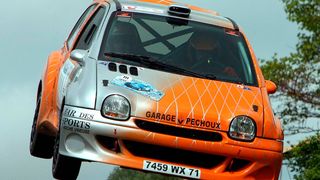 Der Twingo kam auch als Ralley-Fahrzeug zum Einsatz. Der umgebaute Kleinwagen leistet 118 kW/160 PS. (Renault)