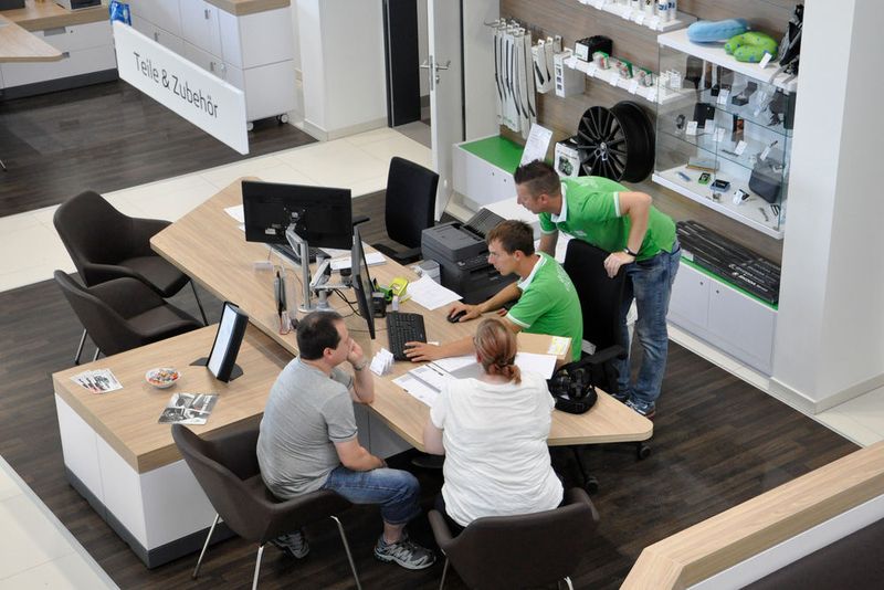 Demensprechend waren die Arbeitsplätze belegt – auch der Counter für Teile und Zubehör. (Grimm / »kfz-betrieb«)