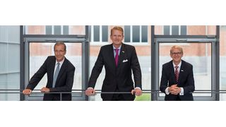 Vorstandsfoto aus vergangenen Tagen: Dr. Joachim Schulz (li.) soll die Lücke schließen, die Prof. Dr. Hanns-Peter-Knaebel als Vorstandsvorsitzender hinterlassen hat. Rechts im Bild: Aesculap-Vorstand Dr. Jens Lackum. (Aesculap)