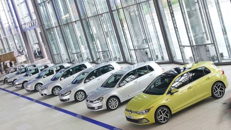 Seit 1974 produziert, gibt es den Golf seit Dezember 2019 in der mittlerweile achten Generation. Mit über 35 Millionen Exemplaren ist der Golf eines der meistgebauten Autos der Welt. Sein Vorgänger, der Käfer, schaffte es auf über 21,5 Millionen Einheiten. Zwar ist das meistgebaute Auto der Welt mit 44 Millionen Stück der Toyota Corolla, doch verwendete der Autobauer diesen Modellnamen über die Jahrzehnte hinweg für unterschiedliche Fahrzeugtypen. (Bild: Volkswagen AG)