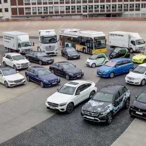 Um einen wachsenden Teil der Daimler-Flotte künftig stärker von der Verbrennungstechnik als Antriebsform unabhängig zu machen, will der Hersteller über sieben Milliarden Euro für grüne Antriebe investieren.