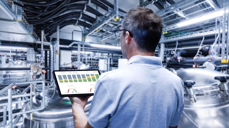 Brownfield-Projekte sind komplex – Simulation macht sie beherrschbar. ZETA zeigt, wie bestehende Anlagen effizient erweitert werden können, ohne den laufenden Betrieb zu stören. (Bild: ZETA)