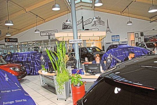 Für die Gebrauchtwagen steht bei Köpper eine eigene großzügige Ausstellungshalle zur Verfügung.(Bild:  v. Maltzan)