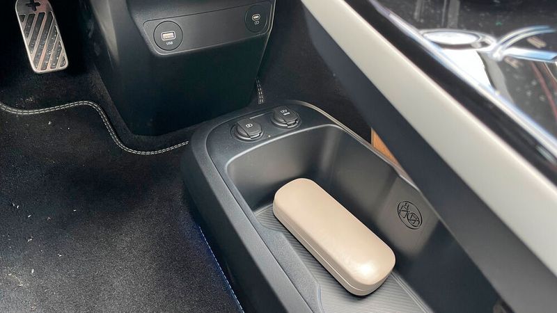 5. Stauraum in der Fahrgastzelle: Ist reichlich vorhanden, beispielsweise unter der Mittelkonsole. Das Handschuhfach verdient zudem anders als beim Konzern-Schwestermodell Hyundai Ioniq 5 seinen Namen. Die beiden hier zu sehenden Ladeports sind äußerst tief positioniert, bedienen sollte man sich in keinem Fall während der Fahrt. (Seyerlein/VCG)