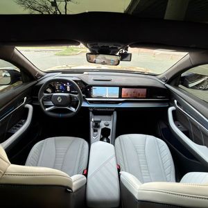 Das breite Displayband zieht sich über das gesamte Cockpit, der Beifahrer hat zum ersten Mal in einem Renault seinen eigenen Bildschirm.(Bild:  Renault)