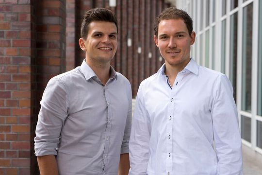 Die Shipzero-Gründer Tobias Bohnhoff und Mirko Schedlbauer. Ihr Start-up freut sich jetzt über eine kräftige Finanzhilfe, mit der die Logistik mit Fokus auf Transportwesen und Supply Chain auf dem Weg zur Dekarbonisierung untersützt werden soll. Die Shipzero-Gründer Tobias Bohnhoff und Mirko Schedlbauer. Ihr Start-up freut sich jetzt über eine kräftige Finanzhilfe, mit der die Logistik mit Fokus auf Transportwesen und Supply Chain auf dem Weg zur Dekarbonisierung untersützt werden soll.