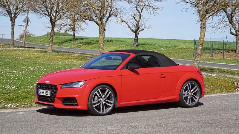 Bei Roadstern meist kein Thema: Auch geschlossen macht der TT eine gute Figur. Selbsverständlich öffnet und schließt die „Mütze“ elektrisch. (Bild: Dominsky – »kfz-betrieb« )