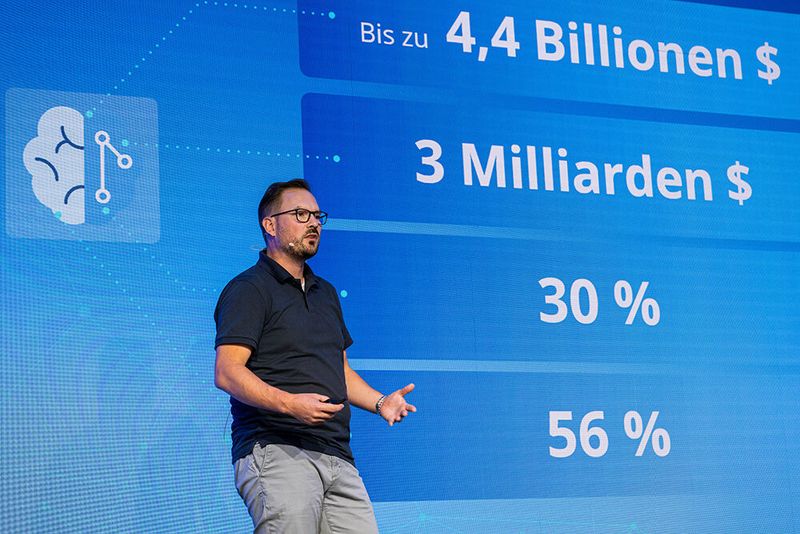 Patrick Schaudel, SVP Products bei Ionos, gab erste Einblicke in eine von Ionos beauftragten Studie zur Akzeptanz von Künstlicher Intelligenz bei kleinen und mittleren Unternehmen (KMU). Wissen über KI ist nach Angaben der meisten Studienteilnehmer vorhanden, die praktische Erfahrung ist allerdings noch gering.  (Bild: Lennart Preiss Fotografie 2023)