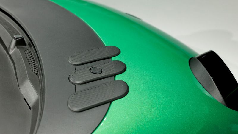 Die drei Plastikstreifen auf der Fronthaube erinnern an einst für Renault typisch Belüftungsschlitze. Neben dieser Retroreferenz dient der mittlere Streifen als Einfüllöffnung für Wischwasser. (Bild: Renault)