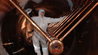 Blick in den 120 Meter langen Linearbeschleuniger von GSI, mit dem Calcium-Ionen zur Erzeugung von Element 115 beschleunigt wurden. (Bild:  G. Otto, GSI Helmholtzzentrum für Schwerionenforschung)