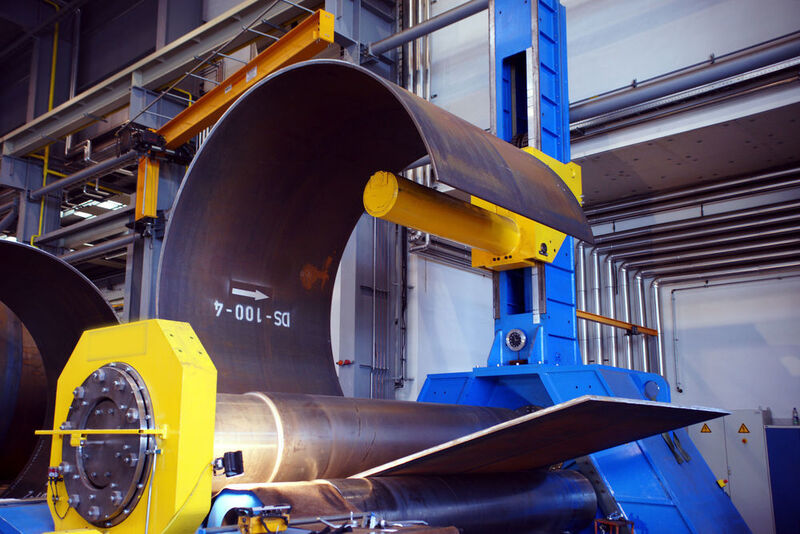 Seemingly almost playfully, the bending machine forms the pipe sections from steel panels that are 3000 to 4000 mm wide, 13,500 mm long and up to 120 mm thick in just a few rolling operations. (Kremsmüller)