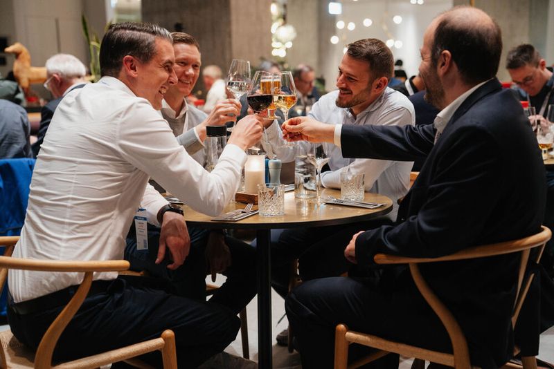 Zum Abschluss des Tages ließen die Gäste den Abend in geselliger Runde ausklingen. (Bild: Manuel Emme Fotografie)