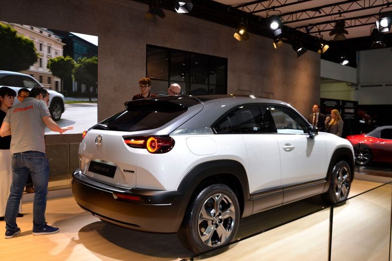 Der MX-30 hat – wie der CX-30 – eine recht wuchtig wirkende schwarze Kunststoffbeplankung. (Julia Mauritz/»kfz-betrieb«)