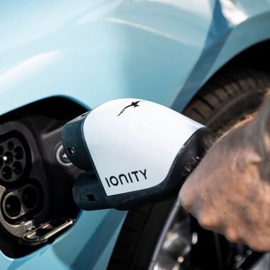 Wer sich für den Schnellladestecker entscheidet, lässt die Traktionsbatterie des E-Fahrzeugs messbar, aber in einem vertretbaren Rahmen schneller altern. (Bild: Porsche)