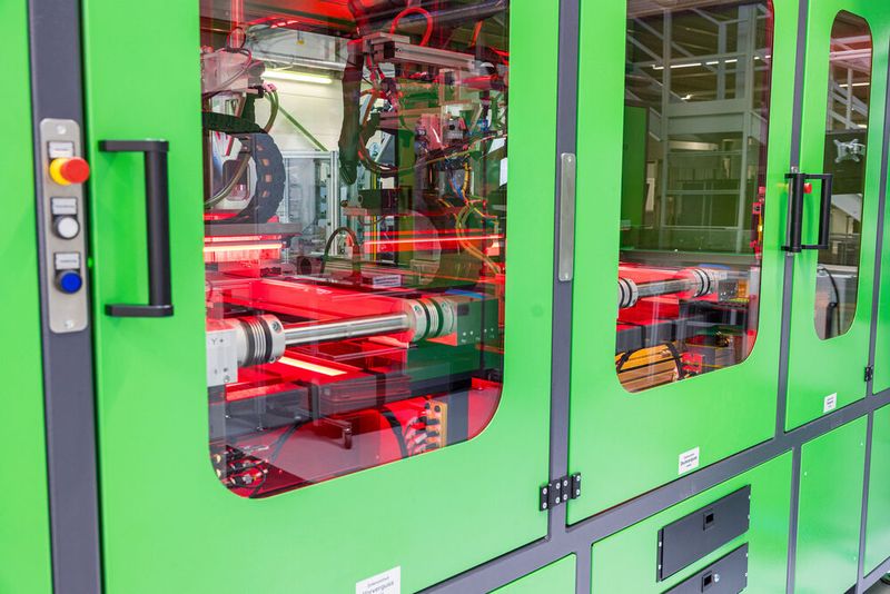 Die Modlight Illumix von Murrelektronik zeigt den Maschinenstatus direkt in der Maschine und damit im Sichtfeld des Bedieners an. (Bild: Murrelektronik)