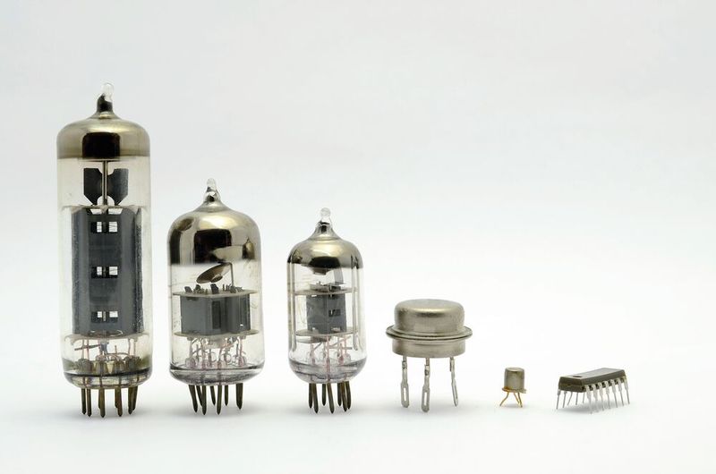 Evolution der schaltbaren Elektronik:  Transistoren ersetzten die großen, energiehungrigen Vakuumröhren ab den 1950er-Jahren schrittweise und ermöglichten schließlich hochintegrierte Mikrochips mit Millionen und später Milliarden Bauelementen. (Bild: © Kirill - stock.adobe.com)
