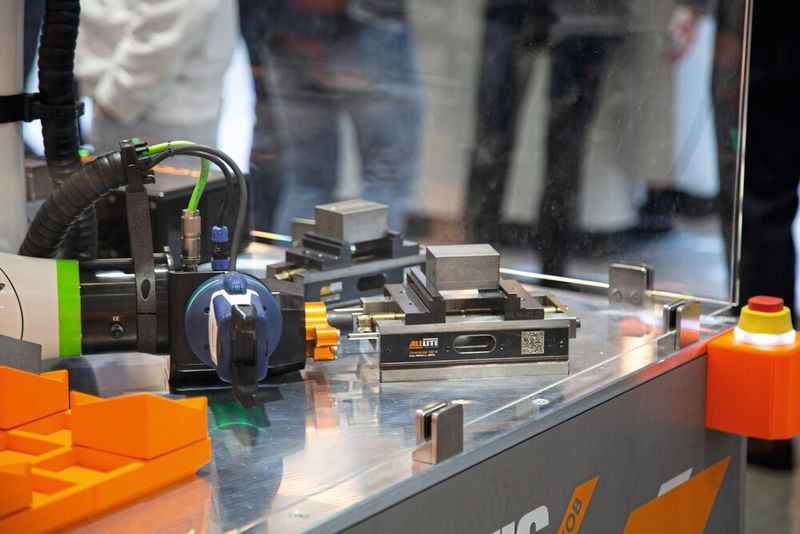 Der RoboBuddy lässt sich am Roboterarm befestigen und merkt sich die Stellung des Kurbelzapfens, die Pannkraft und die Spannweite für bis zu 256 Schraubstöcke.  (Bild: Allmatic)