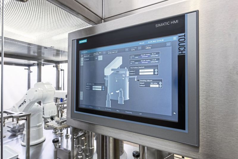 Bedient wird die Anlage über das HMI Touch Panel. Die Zielkoordinaten können direkt mittels Siemens Mobile Panel angefahren, eingelernt und zu einem Bewegungspfad kombiniert werden.  (Siemens)