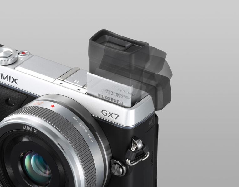 Ein Highlight der Lumix-GX7-Ausstattung ist der neue integrierte, um 90 Grad nach oben schwenkbare Live-View-Sucher (LVF) mit einer Auflösung von 2,76 Millionen Pixel. (Bild: Panasonic)