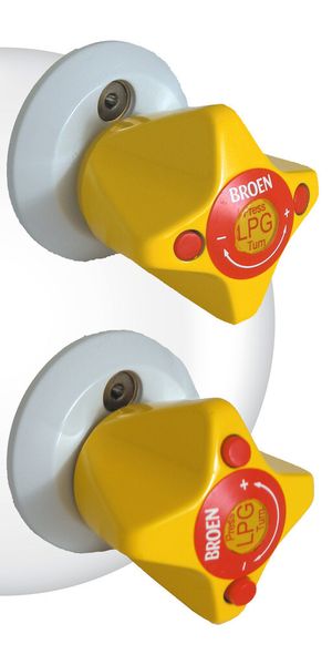 Abb.4: Um solche Brenngasarmaturen öffnen zu können, muss der Griff erst gedrückt und dann nach links gedreht werden. Bei gedrücktem Griff ragen die beiden roten Stifte gut sichtbar heraus. Auch gibt ihre Position unverwechselbar Auskunft über die Auf-/Zu-Stellung der Armatur.  (Bild: Broen Armaturen)