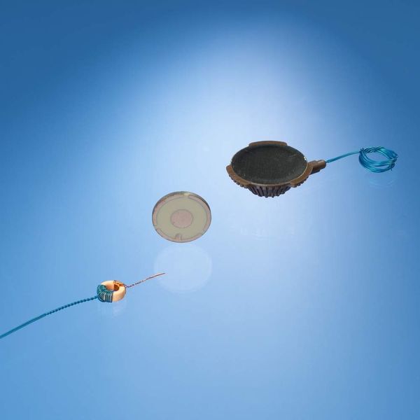 Piezo-Ultraschallwandler  ... links im Bild, rechts ist die Piezokeramik integriert und bereits mit elektrischen Anschlüssen versehen. (Archiv: Vogel Business Media)