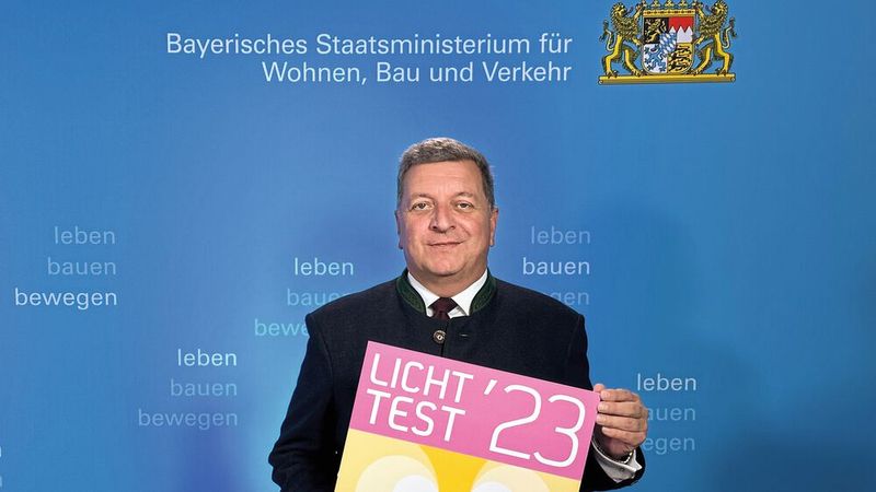 „Nur wer mit voll funktionsfähigem Licht unterwegs ist, sieht, wo die Fahrt hingeht – und wird gleichzeitig auch gesehen. Das Kraftfahrzeuggewerbe leistet deshalb mit dem Licht-Test einen wesentlichen Beitrag zur Sicherheit auf Bayerns Straßen“, sagt Bayerns Verkehrsminister Bernreiter. Als Schirmherr dankte er den oftmals noch familiengeführten Kfz-Innungsbetrieben für die Durchführung des Licht-Tests.   (Bild: Kfz-Gewerbe Bayern)