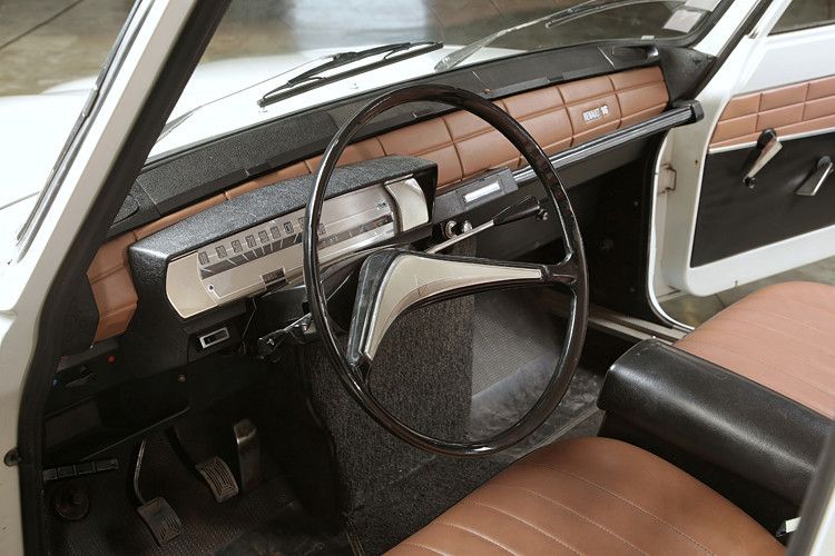 Die in Deutschland nahezu ausschließlich nachgefragte Ausstattung „Grand Luxe“ verfügt über eine Mittelarmlehne mit praktischem Ablagefach. Sie erlaubt jene unverwechselbar lässige Renault-16-Fahrer-Haltung, die auch zum Gangwechsel nicht aufgegeben werden muss. (Foto: Renault)
