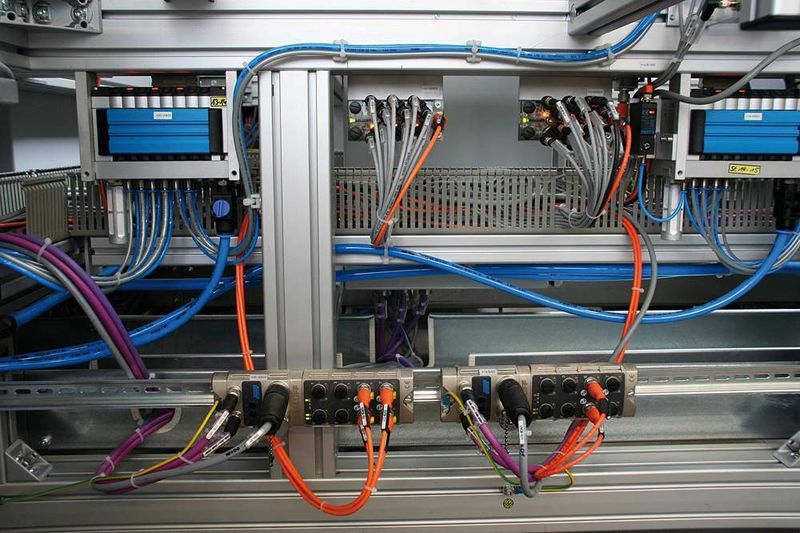 Bild 2: Jedes Modul der Montageanlage ist vollkommen autark und verfügt über eigene Sensorhubs (oben) und Master (unten), an die die jeweiligen Sensoren und Aktoren angebunden sind. (Archiv: Vogel Business Media)
