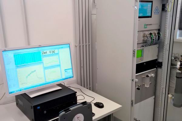 Dazu werden die Abgase in diese Anlage geführt und können mit einer Software ausgewertet werden. (S. Häuslein/konstruktionspraxis)