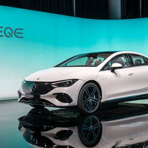 Der EQE ist die batteriebetriebene Entsprechung der E-Klasse und tritt ab 2022 vor allem gegen Teslas Model S an.(Bild:  Daimler)