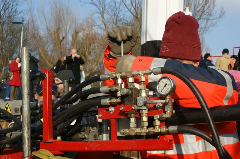 Jetzt muss der Druck so angepasst werden, damit das Verlegeschiff das Kabel mit rund 3 Kilometern pro Stunde ausbringen kann. Am Boden wird es von Tauchern in Schleifen verlegt. Dort gräbt es sich mit der Zeit in den Seeboden ein.  (Archiv: Vogel Business Media)