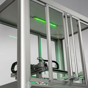 Mithilfe von Signaltechnik lassen sich Prozesszustände einfach visualisieren. Möglich wäre beispielsweise die Integration eines LED-Streifens innerhalb einer Maschinenkabine, bei dem je nach Prozessfortschritt einzelne Segmente erlöschen oder die gesamte Prozessebene in einer Signalfarbe leuchtet.(Bild:  Item)