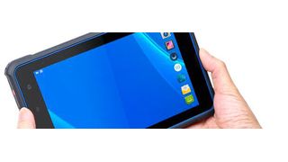 Klemmbrett adieu: Moderne Mediziner gehen mit einem RFID-fähigen Tablet auf Visite. (Bild: iDTronic)