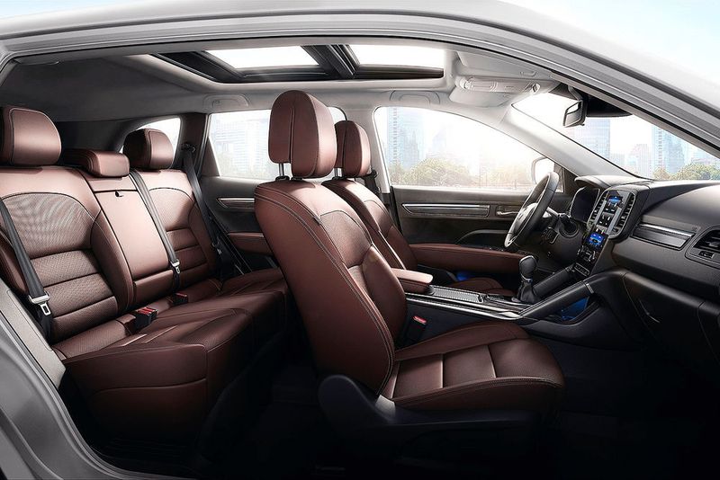 Abhängig von der Ausstattung verfügen diese auf dem Fahrer- und Beifahrerplatz über elektrische 6-Wege-Verstellung, die elektrische Lordosenstütze, beheizbare Polster und Kopfstützen sowie integrierte Ventilation. Auch für die Fondplätze ist die Sitzheizung verfügbar. (Foto: Renault)