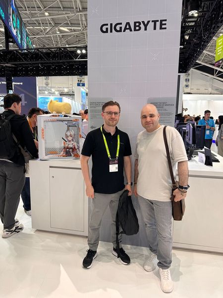 (l.) Wolfram Hausmann (MIFCOM) lässt sich von Sale (Gigabyte) den Stand zeigen. (Bild: Vogel IT-Medien)