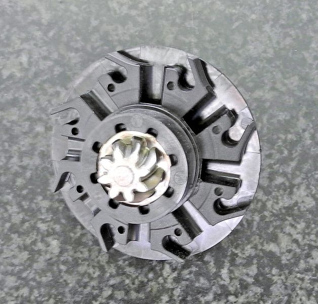 Die kompexe Geometrie des Getriebeteils entsteht in einem Werkzeugeinsatz, der im Laserschmelzverfahren gefertigt wurde. Bei der Getriebeteilfertigung wird ein metallischer Einleger mit dem Kunststoff ABS (schwarz) umspritzt. (Bild: Radig)