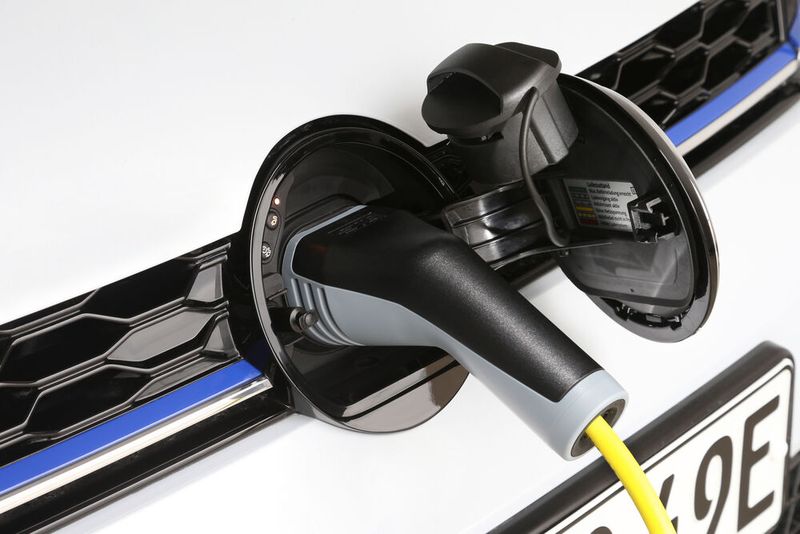 Laden lassen sich die Akkus des GTE per Ladeanschluss an der Front des Autos oder mittels des Verbrennungsmotors. (Bild: Volkswagen)