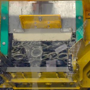 Das zu beschichtende Material wird über Trichter vorsichtig zugeführt.