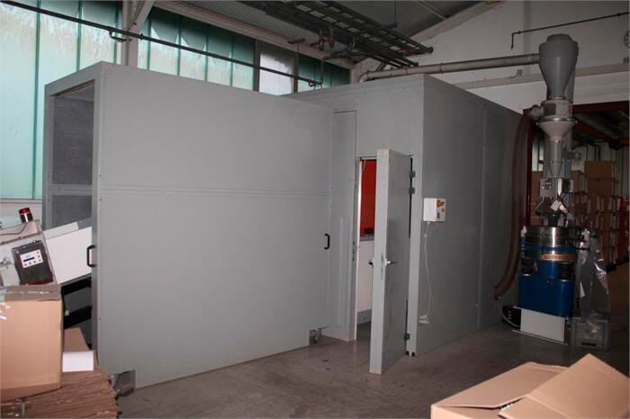 Günstige Gelegenheit! Kunststoff-Schneidmühle Wanner E4550, Baujahr 2011, S/N 110423, mit Einlauf-Förderband MTF, Baujahr 2021 nebst Metalldetektor Pulsotronic. Die Mühle hat eine Staubabsaugung und eine schallgedämpfte Umhausung sowie eine Sackabfüllung. (Bild: Surplex)