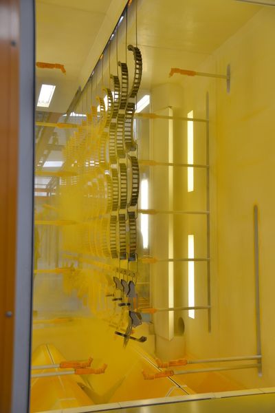 Pulverbeschichtung in der Kleinteileanlage. (Bild: Ropa)