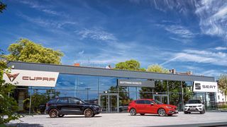 Der neue Seat- und Cupra-Store von Gottfried Schultz in Düsseldorf. (Bild: © Sebastian Koch)