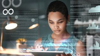 Der EQS AI Benchmark Report testete sechs KI-Modelle in realen Compliance-Workflows. Am besten schnitten „Google Gemini 2.5 Pro“ und „GPT-5“ ab. (Bild: © Chanelle M/peopleimages.com - stock.adobe.com)