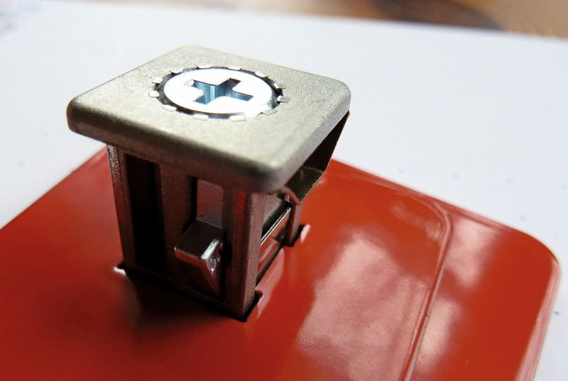 Der sogenannte Captive D-Snap-Joiner für die Verbindung von Blechen wird durch einfaches Einklipsen von Hand in die dafür vorgesehenen Einbauöffnungen hergestellt. Mit einem Schraubendreher, kann der Joiner von vorn aus dem hinteren Blech demontiert werden. Das spart bis zu 90% Montagezeit.  (Bild: Kuhn)