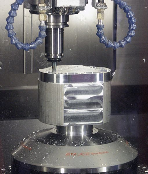 Gewinde M10x1,5 flanschseitig fräsen unter Rother ATS mit Emuge-VHM-Bohrgewindefräser BGF-VHM-Z2  (n = 10000 1/min, Vc = 260 m/min, Vf max. = 2000 mm/min). (Bild: Rother)