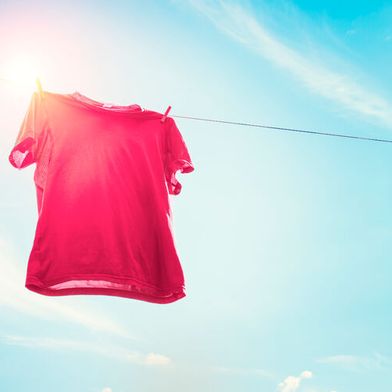 T-Shirts, die vor zu viel Sonne warnen? Forschende der Technischen Universität München (TUM) haben eine Funktionsbeschichtung aus lebendem Material entwickelt, die das möglich macht. (Symbolbild) (Bild: © Sergey Mironov - stock.adobe.com)