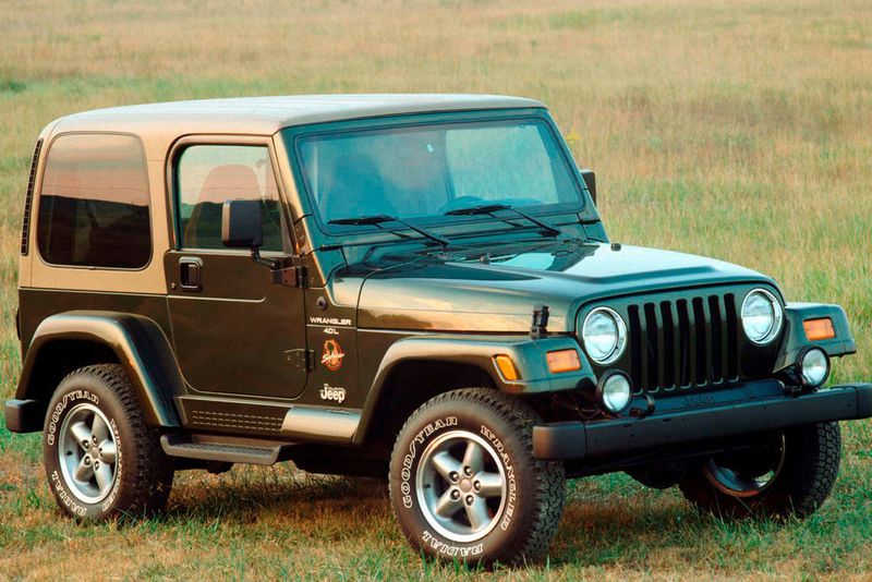 André Schürrle von Borussia Dortmund steht auf Offroad statt auf PS-Boliden: Er fährt einen Jeep Wrangler Sahara und musste dafür nur gute 18 Minuten auf das Feld.  (Jeep)