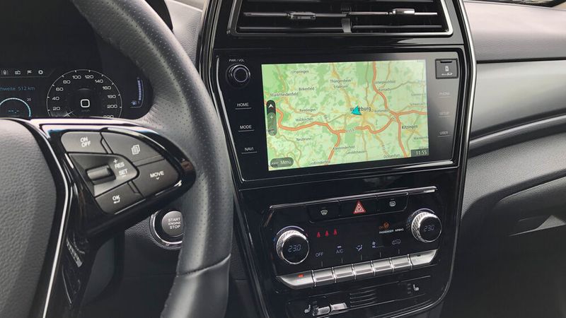 6. Mittelkonsole und Bildschirm: Sehr wuchtig wirkt die abgesetzte Mittelkonsole mit dem 9,2-Zoll-Bildschirm. Dessen Größe ist dafür genau richtig. Die Bedienung klappt wunderbar, alles ist gut erkennbar – außer die Sonne scheint. Vor allem bei seitlichem Sonnenlicht nerven die Reflexionen am Bildschirm. (Bild: Wehner - Vogel Communications Group)