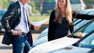 Viele Neuwagen-Interessenten haben sich bereits vor ihrem Autohausbesuch für eine Marke entschieden. (ProMotor/Volz)