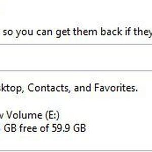 Microsoft hat die Sicherung herkömmlicher Dateien unter Windows 8 verbessert. Nach der Installation muss diese Option aber zunächst einmal aktiviert und konfiguriert werden. Öffnen Sie das Control Panel und navigieren Sie zu „System and Security\File History“. Klicken Sie auf „Turn on“.